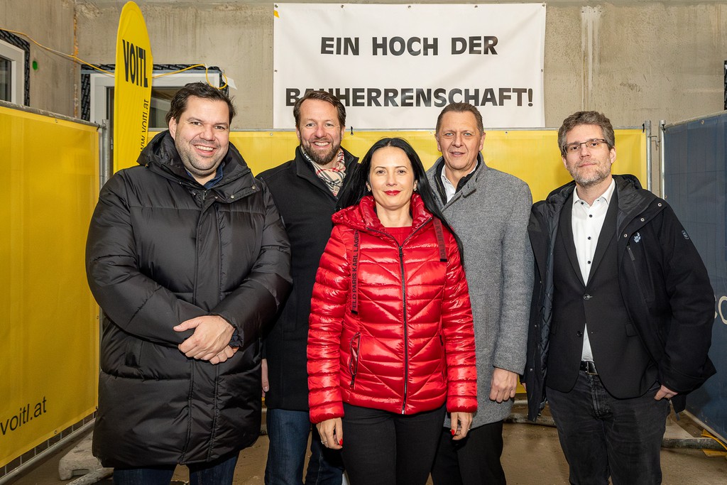 v.l.n.r.: Georg und Florian Kammerstätter (Consulting Company Immobilien), BV-Stv. Ramona Miletic und BV Thomas Steinhart, Hugo Haunold (Fa. Voitl & Co. Bau) © Alexander Ch. Wulz