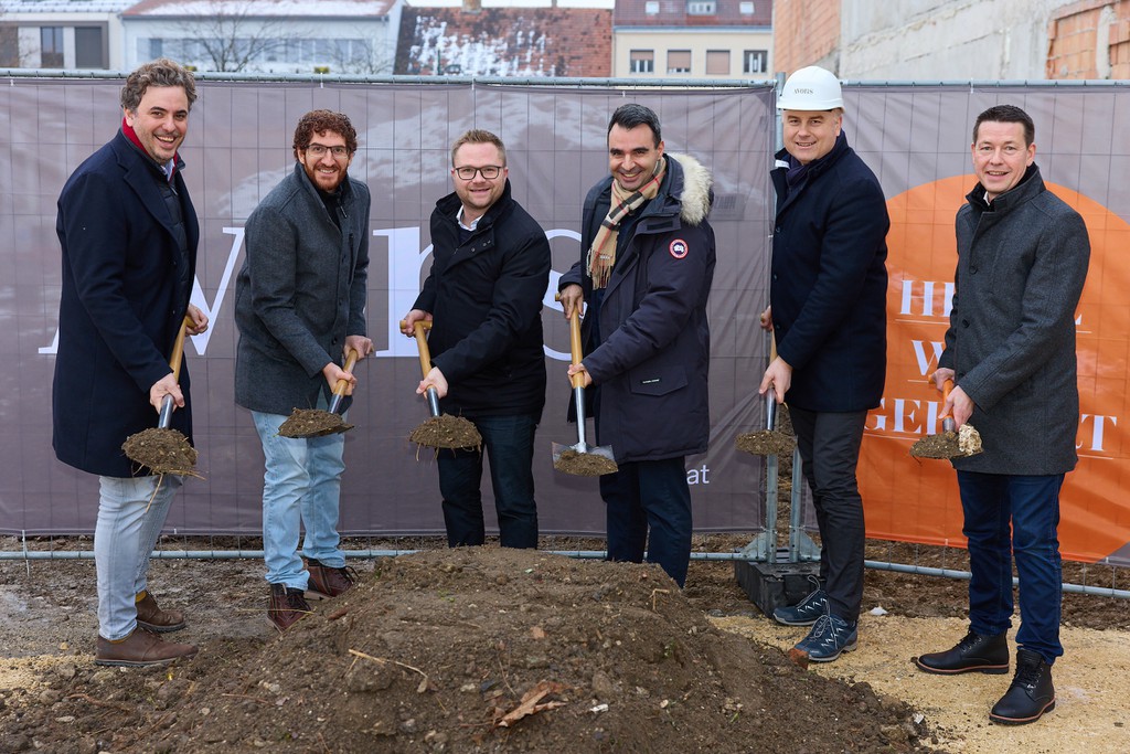 vlnr: Vl.: Florian Hengl (ÖGK NÖ), Dr. Ahmad Salem (Betreiber des künftigen PVZs), Erich Stubenvoll (BM Mistelbach), Dr. Özkan Özdemir, (Betreiber des künftigen PVZs), Dominik Peherstorfer (GF Avoris),  Kurt Hackl (Abgeordneter NÖ Landtag) © Ludwig Schedl