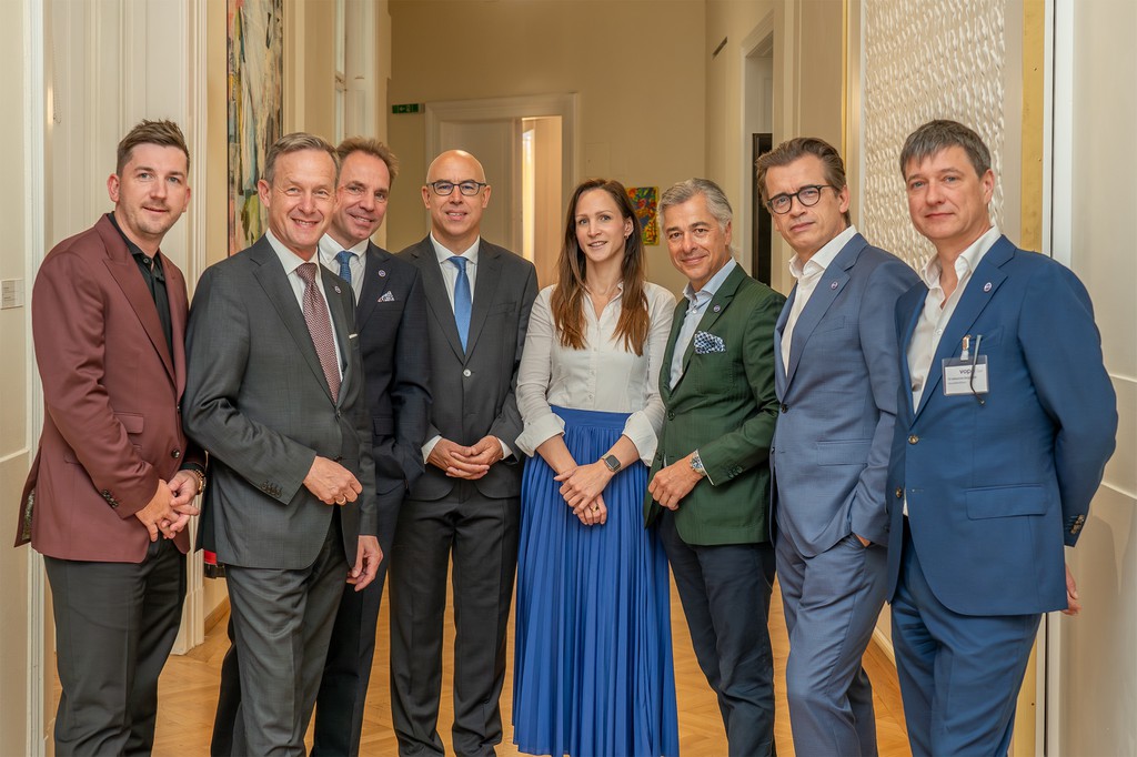 vlnr.: Hannes Schreiner (Technopark Raaba), Gerald Beck (BIG & ARE), Präsident Andreas Köttl (value one), Gabriel Felbermayr (WIFO), Nadja Holzer (STC Development ), Peter Ulm (Allora Immobilien), Erwin Größ (Strabag) und Sebastian Beiglböck (VÖPE).

  © Alba Communications / Clemens Niederhammer