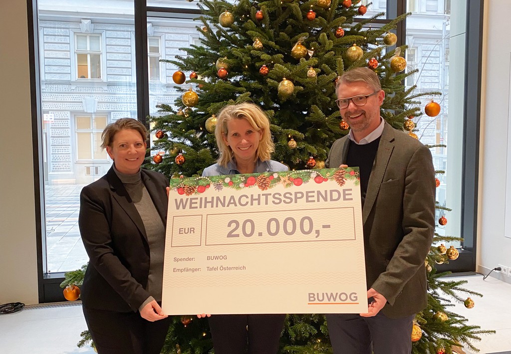 Kevin Töpfer übergibt den Spendenscheck an Alexandra Gruber und Julia Szewald von Die Tafel Österreich © Buwog