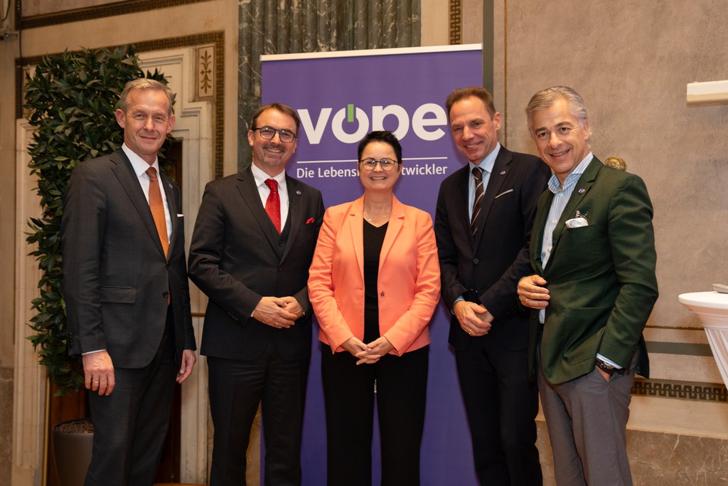 VÖPE-Finanzverantwortlicher Gerald Beck, VÖPE-Geschäftsführer Alexander Pawkowicz, Annett Jura, Sektionschefin im deutschen Bundesministerium für Wohnen, Stadtentwicklung und Bauen, VÖPE-Präsident Andreas Köttl, VÖPE-Vizepräsident Peter Ulm © ALBA Communications