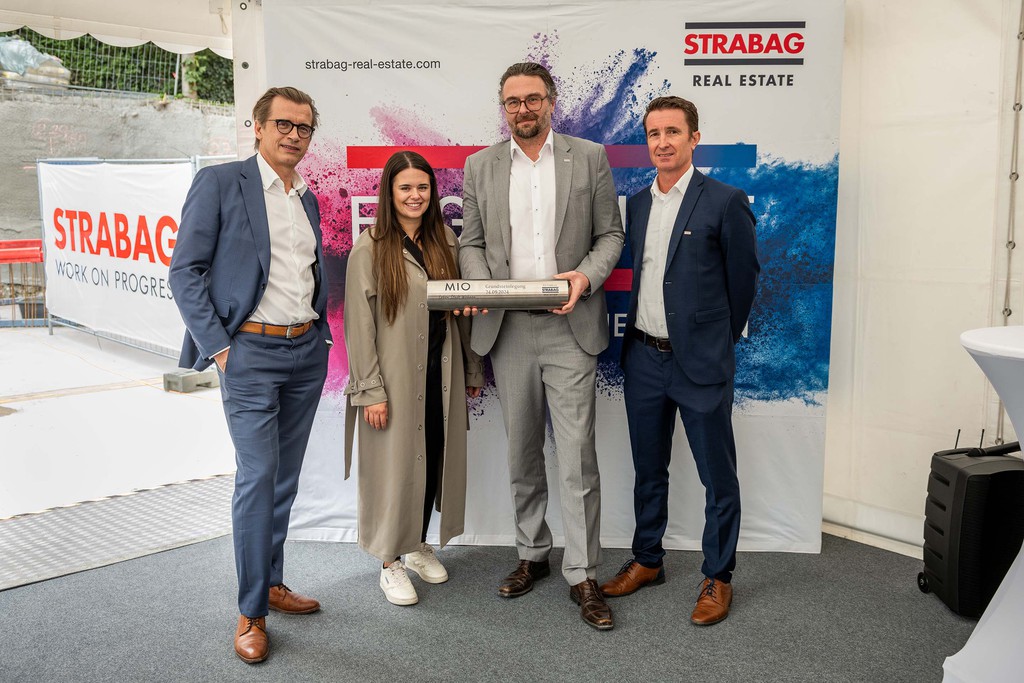 v.l.n.r.: Erwin Größ (Strabag Real Estate), Gemeinderätin Julia Carina Payer, Lukas Kujawa (Strabag Real Estate) und Markus Pfeifer (Strabag). © Martina Weiss