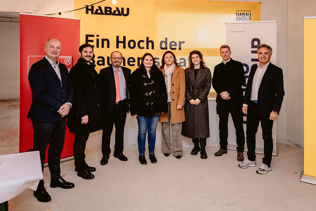 Gruppenfoto Gleichenfeier HEHA120  © MW-Architekturfotografie _ HABAU GROUP