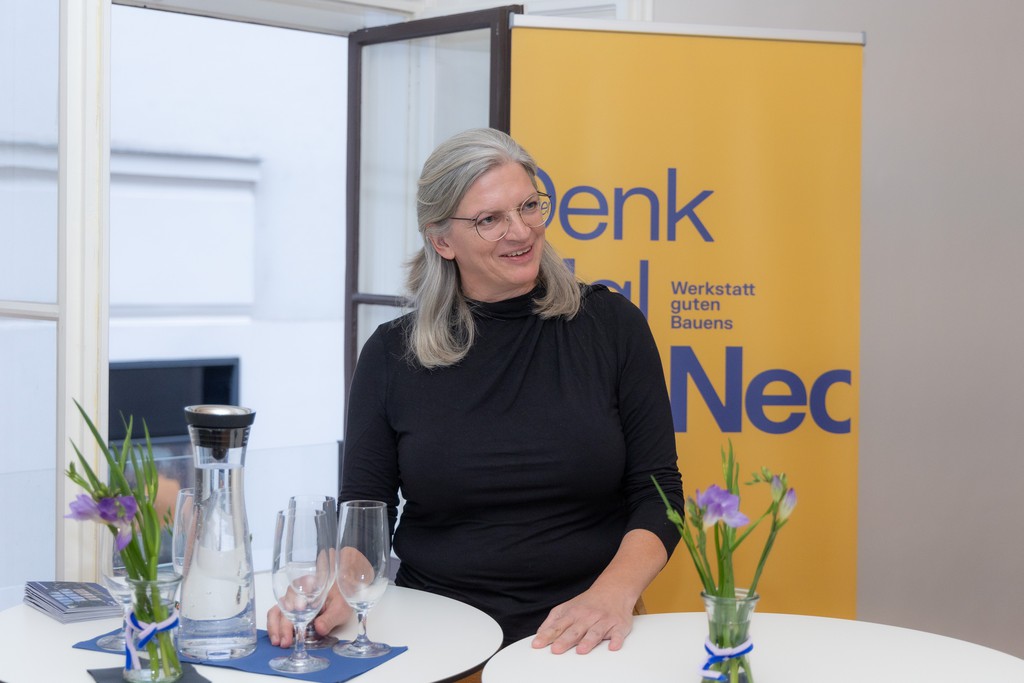 Gastgeberin Helga Noack beim Denkmal für Kenner Abend © Richard Tanzer