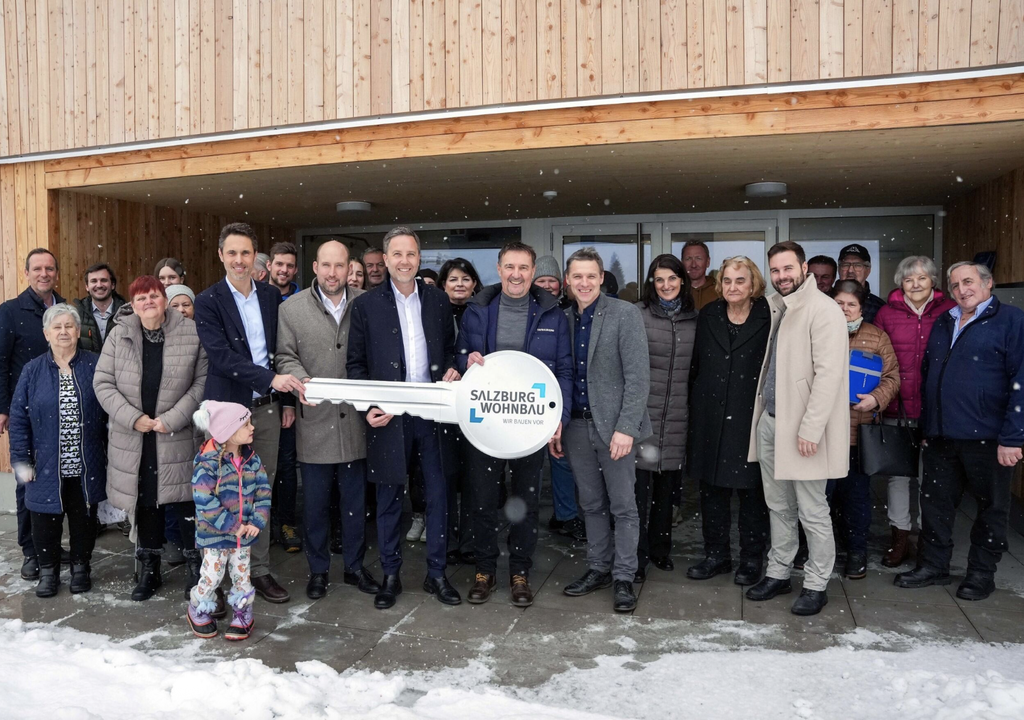 Mit der Übergabe hat die Salzburg Wohnbau den zweiten Bauabschnitt des Projekts „Haus der Generationen“ in Rauris fertiggestellt © Neumayr