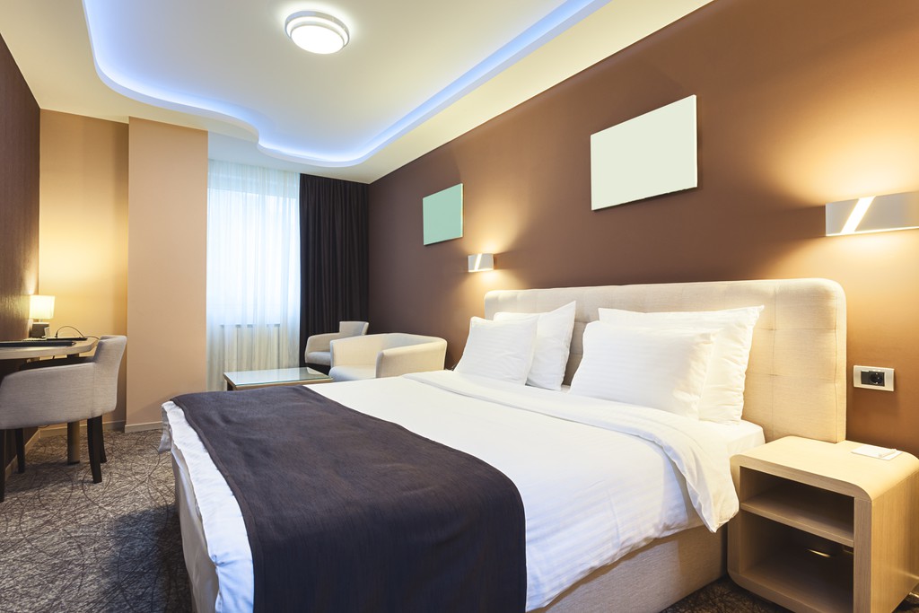 Vorsichtige Entscheidungsfindung im Hotelbereich. © Adobe Stock
