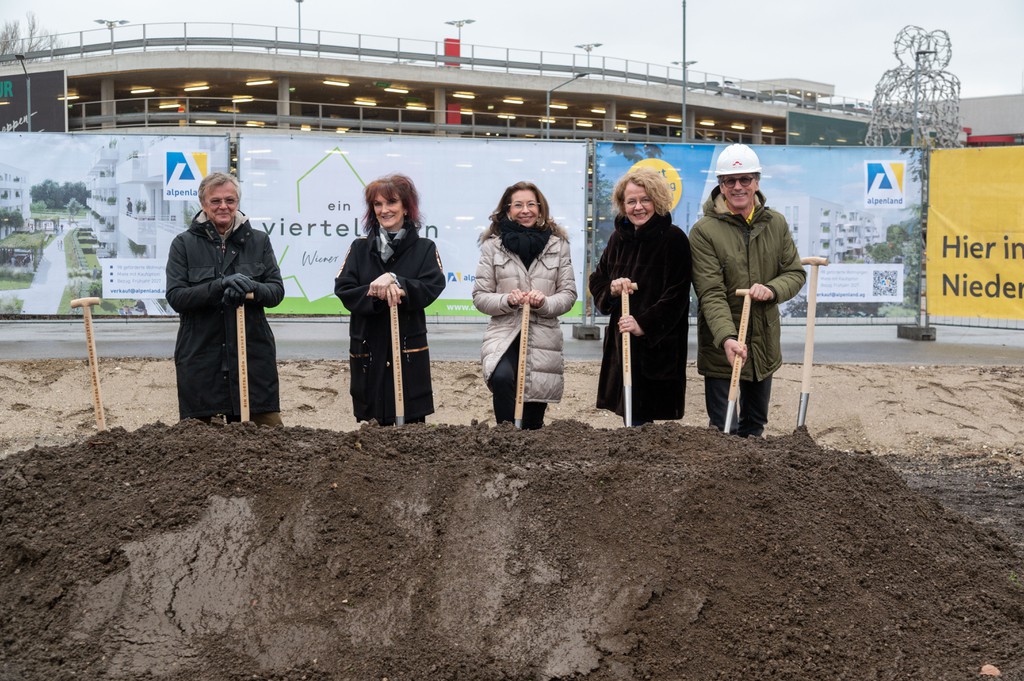 vlnr.: Fritz Kittel (egw), Karin Kiesling (egw), Theresa Reiter ( Alpenland), NÖ Wohnbau-Landesrätin Christiane Teschl-Hofmeister, Isabella Stickler (Alpenland), Sandra Bauernfeind (Heimat Österreich) © Alpenland/Josef Herfert