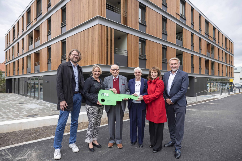  ARE Projektentwicklungsleiter Gerd Pichler, Stadträtin für Soziales Roswitha Zieger, Vizebürgermeisterin Silvia Drechsler und Baudirektor Werner Deringer haben den symbolischen Schlüssel stellvertretend an die ersten Mieter:innen übergeben. © Markus Schieder
