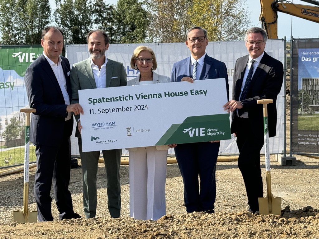 Feiern Spatenstich des größten Holzhotels Europas: Jörg Beginen, Herbert Pinzolits, LH Johanna Mikl-Leitner,  Günther Ofner, Wolfgang Scheibenpflug  © Flughafen Wien