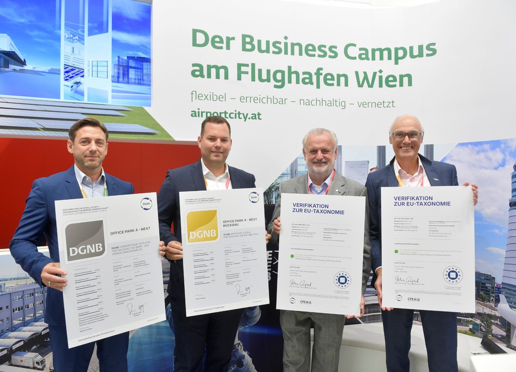 Daniel Riegler, Immobilien Consulting am Flughafen Wien, Michael Wöss, Leiter Real Estate Consulting am Flughafen Wien, Peter Engert, Geschäftsführer der ÖGNI und Peter de Leeuw, Leiter AirportCity Development am Flughafen Wien © StudioLoske