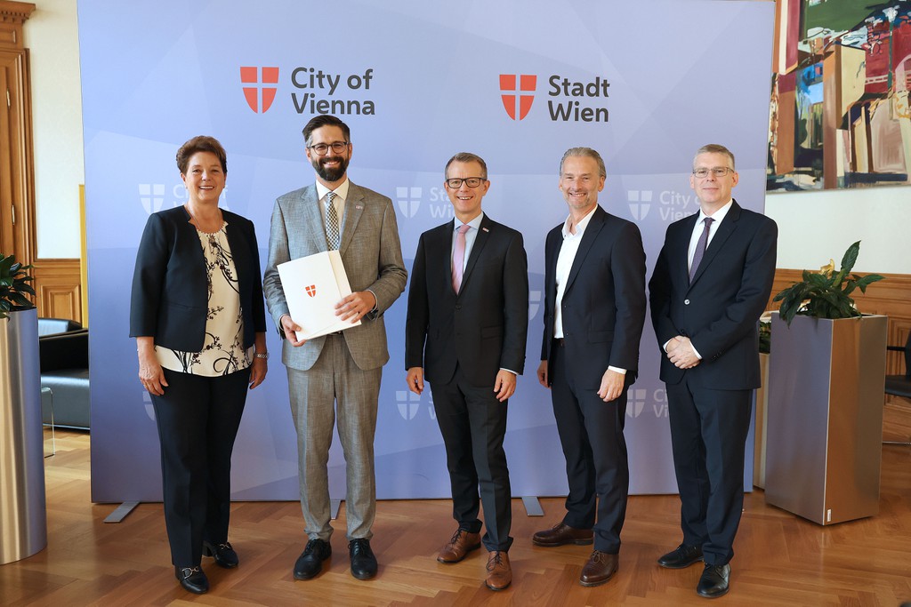 (v.l.n.r.):  Angela Lueger,  der neue Bereichsleiter für Immobilienstrategie David Vladar,, Dietmar Griebler, Bernhard Jarolim und Wolfgang Fink © Stadt Wien/Martin Votava