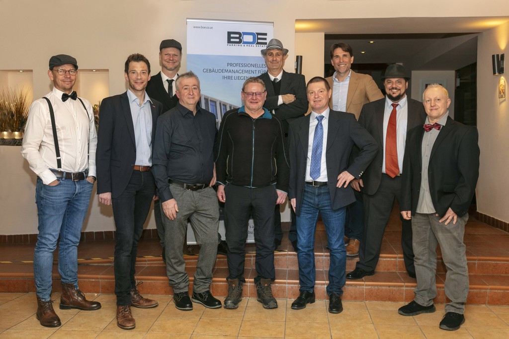 v. l. n. r.  Reinhard Klemmer und Mario Delmarco (BOE), Reinhard Helweg und Stefan Wanner (WKÖ) mit den  mit Mitarbeitenden. © BOE