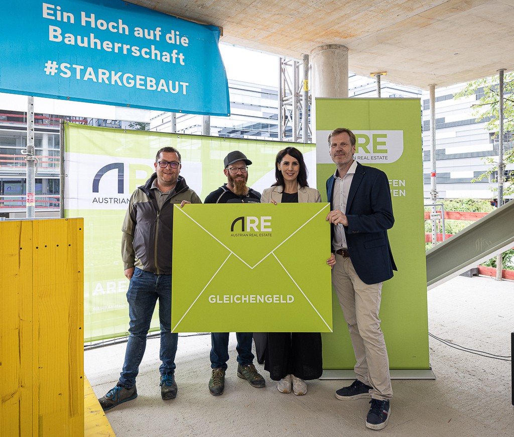v.l.n.r.: Bauleiter Christian Rauth, Polier Christian Haidacher, ARE Asset Managerin Alina Dekas und Projektmanager Martin Gottein. © Markus Schieder