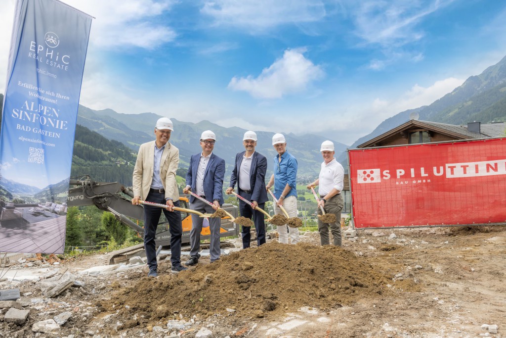 vlnr: Christian Brunner und Klaus Weichselbaum (Ephic Real Estate), Norbert Ellmauer (Bürgermeister Bad Gastein), Thomas Rieser (Spiluttini Bau), Stefan Kerschbaumer (Vandealps Architecture).  © maxsteinbauer.com