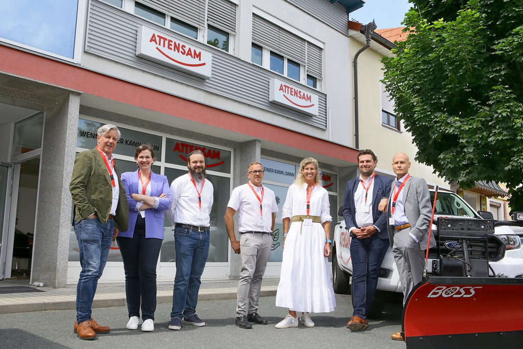 vlnr: Team Attensam vor dem neuen Standort in Oberwart – Valentin Sicher, Manuela Stix, Markus Aronsen, Peter Gölles, Caro Attensam, David Eberhard und Christian Skreiner © Attensam / Alexander Horvath