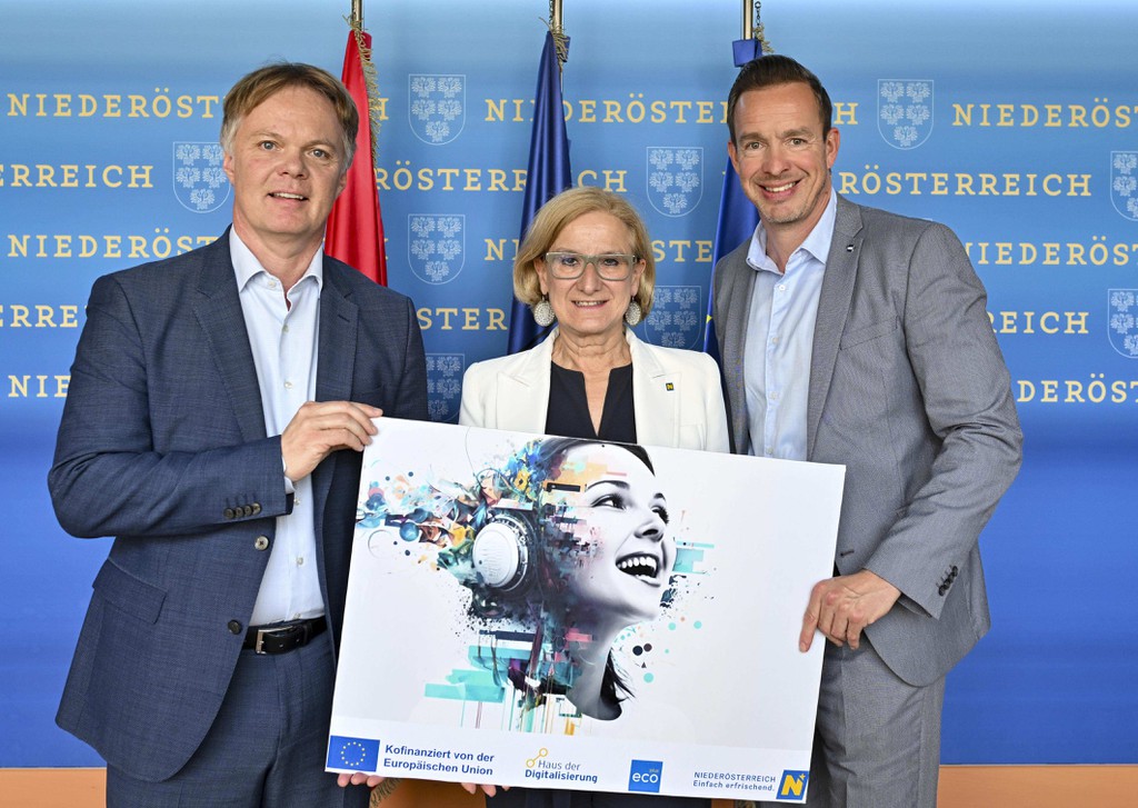 Michael Duscher, Geschäftsführer Niederösterreich Werbung, NÖ Landeshauptfrau Johanna Mikl-Leitner und Lukas Reutterer, Geschäftsführer Haus der Digitalisierung  © NLK/ Filzwieser 