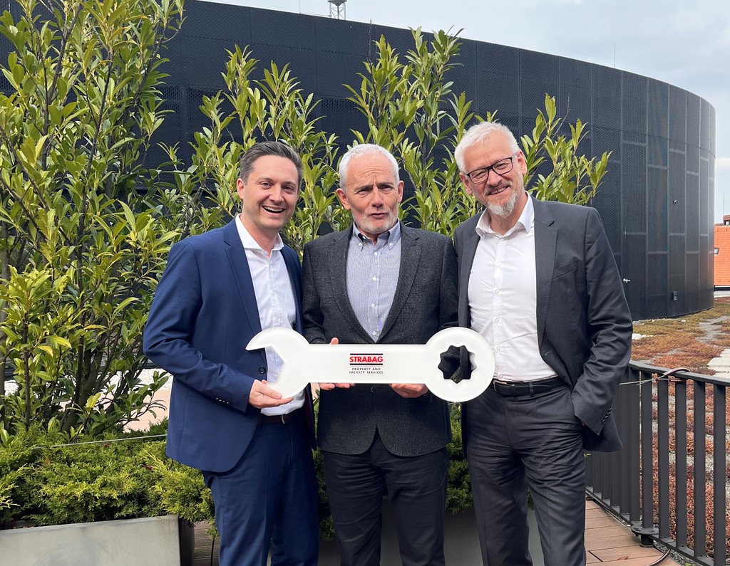 Stefan Babsch (re) und Matthias Plattner (li) begrüßen den Geschäftsführer von Instalace Praha Jaroslav Štoček in der Strabag PFS Unternehmensgruppe. © Strabag PFS