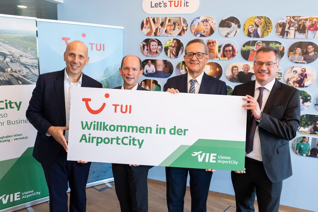 (v.l.n.r.) Francesco Sciortino, COO AUA), Gottfried Math (GF TUI Österreich), Günther Ofner (Vorstand Flughafen Wien) und Wolfgang Scheibenpflug (GBL Immobilien- und Standortmanagement Flughafen Wien) © Flughafen Wien