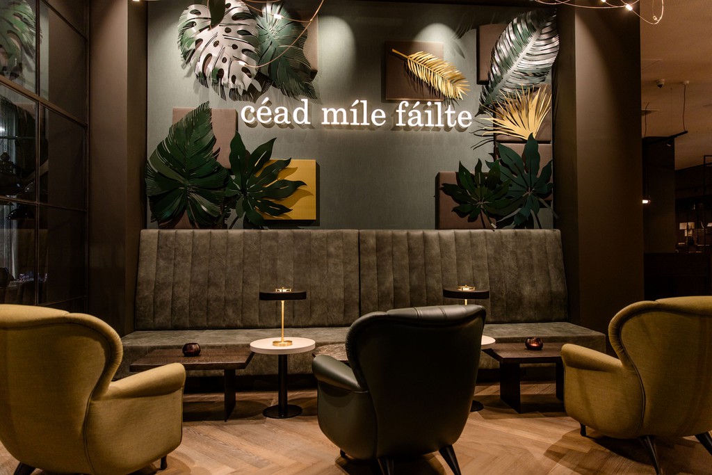 Die Lobby begrüßt die Gäste auf Irisch mit „Céad mile fáilte / Welcome a thousand times“. © Motel One