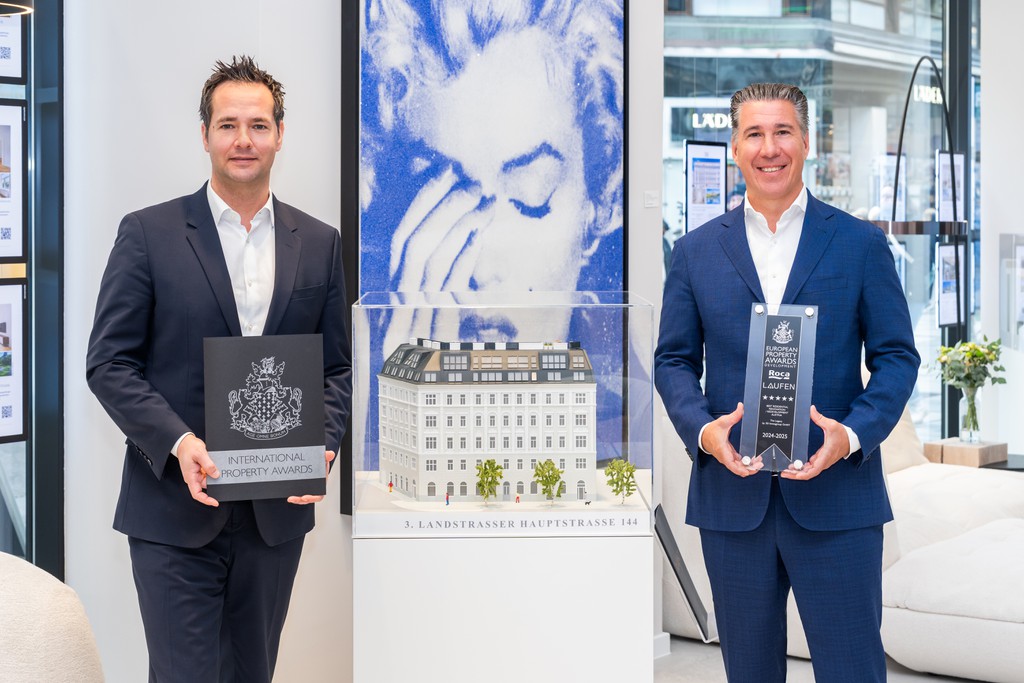 vlnr: Gerhard Klein (GF 3SI Makler) und Michael Schmidt  (GF 3SI Immogroup) freuen sich über die Auszeichnung. © 3SI Immogroup | Branding Identity – Thomas Meyer