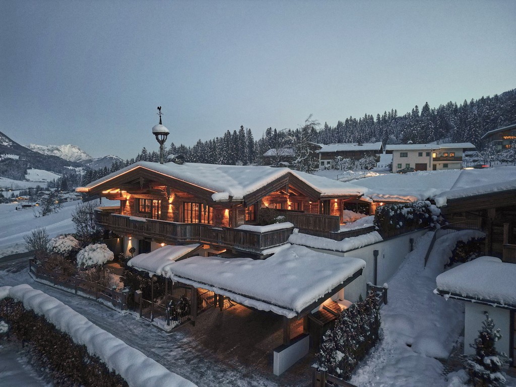 Chalet in St. Johann mit 360 m2, Whirlpool mit Rundumblick, Wellnessbereich mit Sauna und natürlich Kamin.   © Engel & Völkers Kitzbühel / vogography
