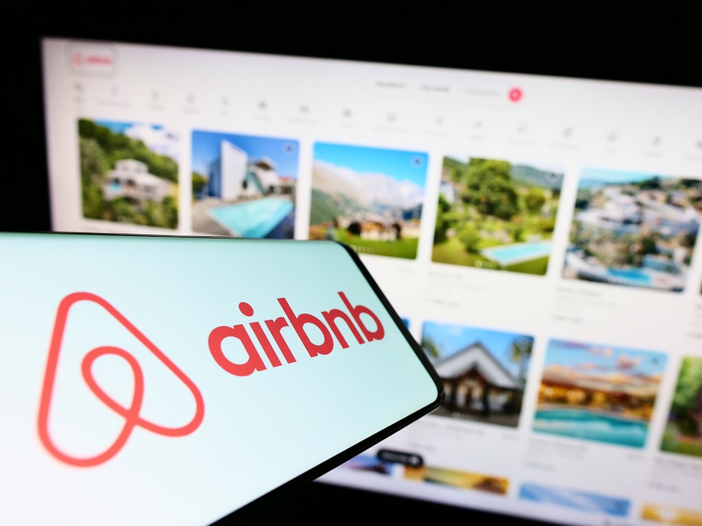 Airbnb will mit der Stadt und den Behörden zusammenarbeiten. © Adobe Stock