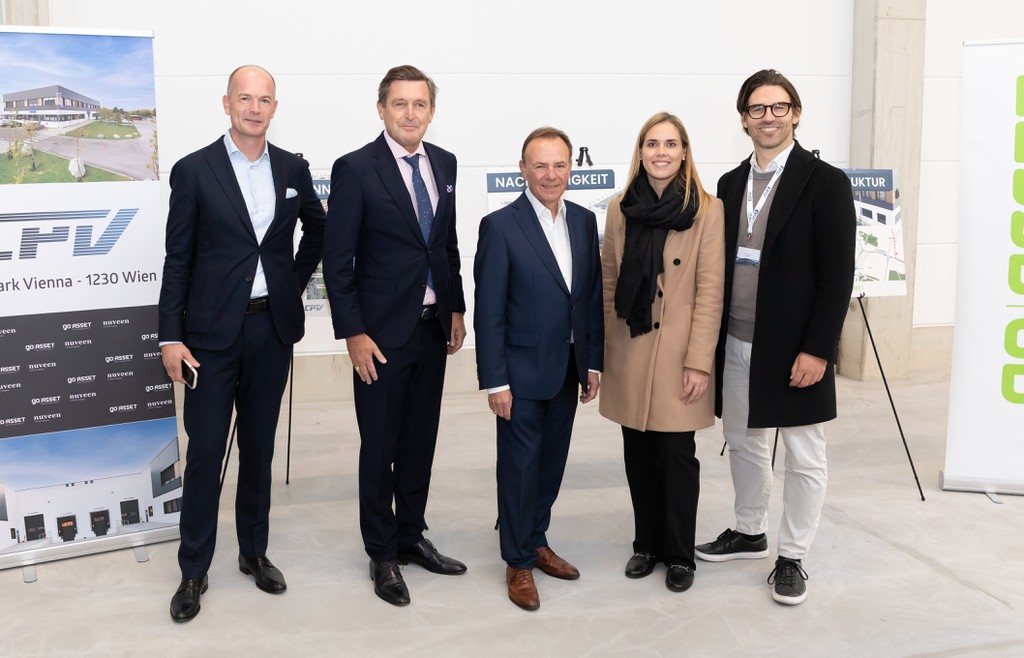 vlnr: Andreas Liebsch (Go Asset Development), Peter Hanke (Finanz- und Wirtschaftsstadtrat), Gerald Bischof (Bezirksvorsteher), Viktoria Hartl (Nuveen Management Austria), Konrad Indra (Go Asset). © Jana Madzigon
