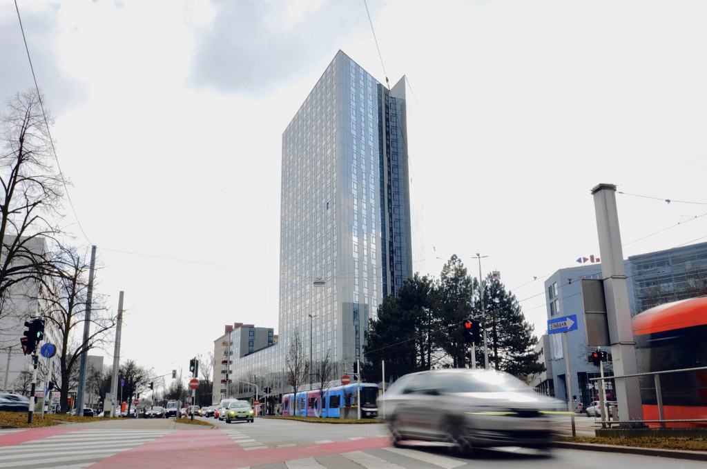 Die Fassade des Leuchtturmprojekts High Five am Bulgariplatz ist fertiggestellt. © Nuredini Productions