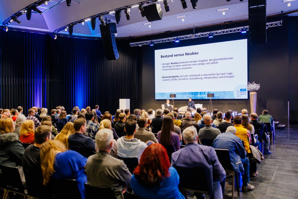 Auf der Hauptbühne fanden insgesamt 11 Vorträge für die Messebesucher:innen statt, die auch gestreamt wurden.  © Peter Buchgraber