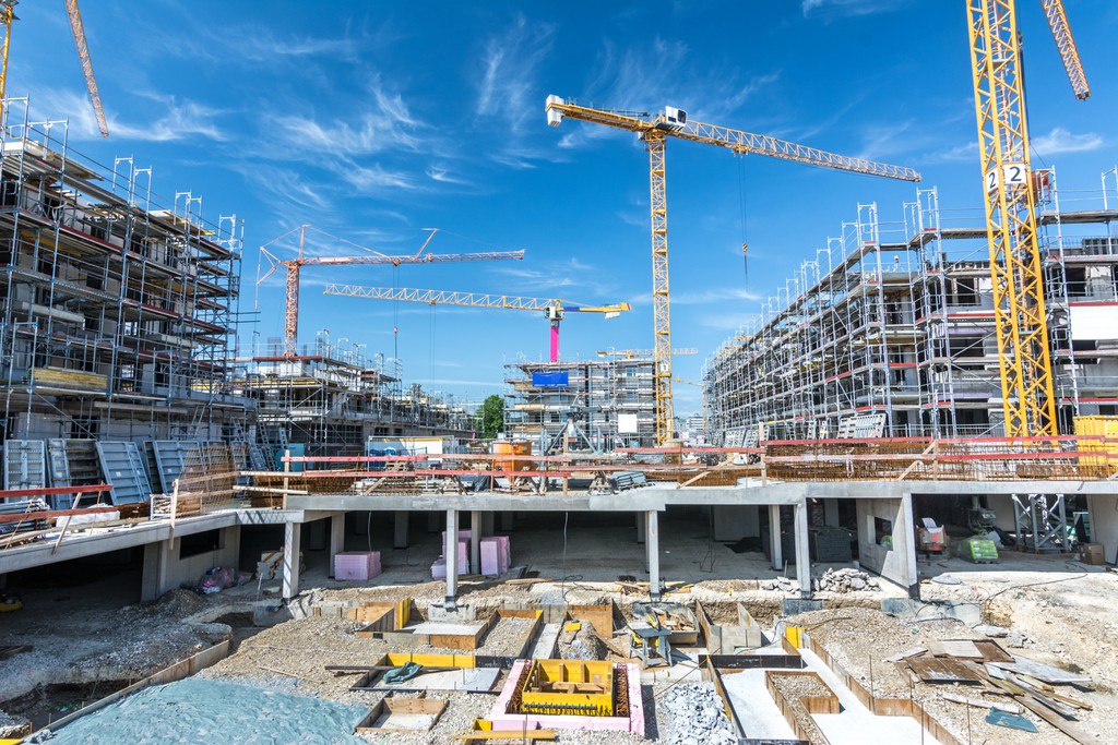 Am Bau bleibt es weiter teuer.  © Adobe Stock