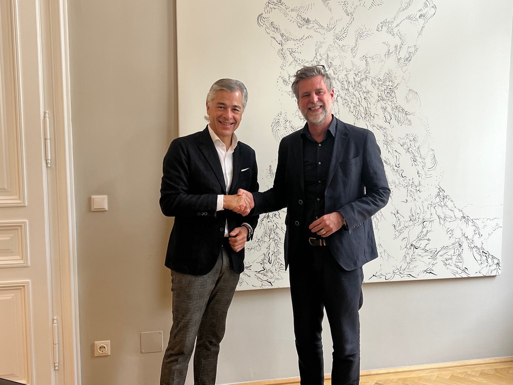 Peter Ulm (Allora) und Stefan Klepzig (Schneider Electric) freuen sich auf die Zusammenarbeit. © Schneider Electric