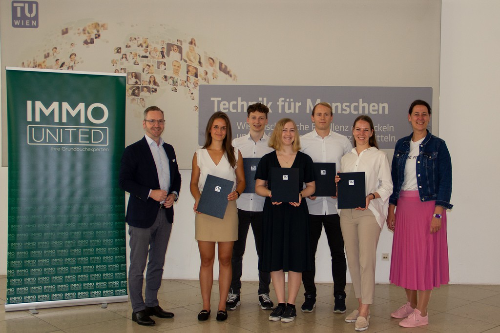 Roland Schmid, Pia Schwarzinger, Paul Czapka, Daniela Böhm, Hannes Mayrhofer, Bettina Röthlin und Vizerektorin Lehre TU Wien Jasmin Gründling-Riener © TU Wien, IMMOunited