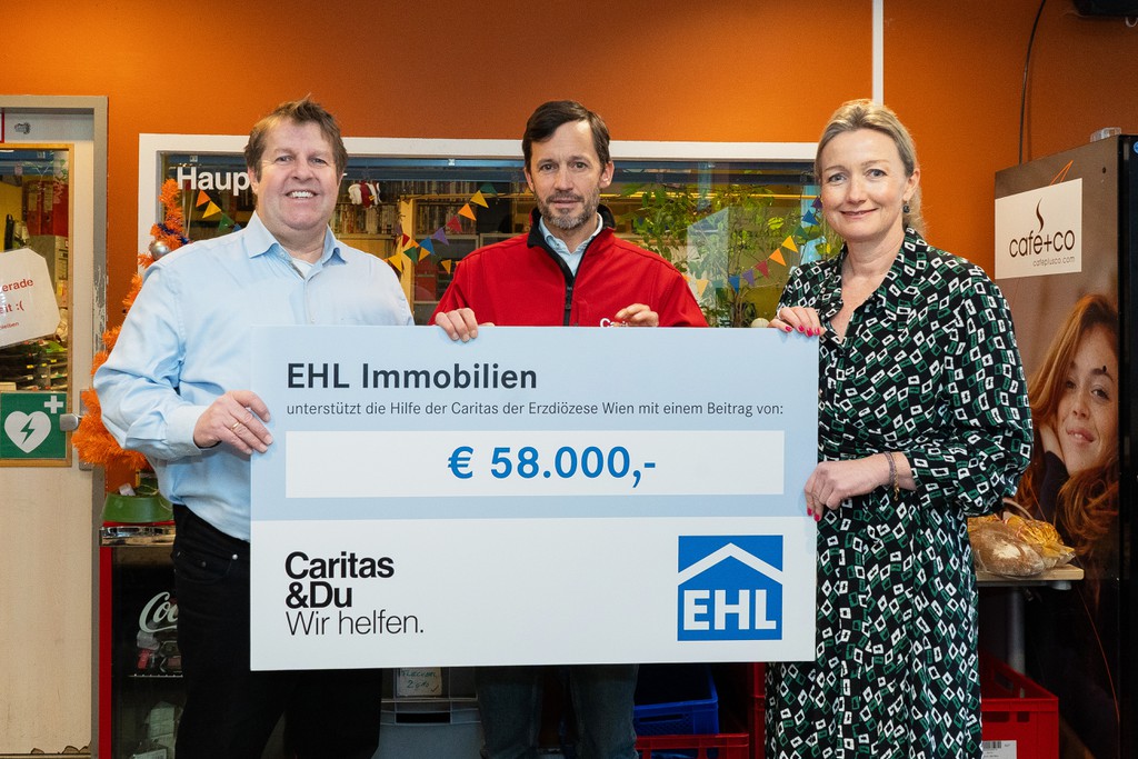 Spendenübergabe vlnr. Michael Ehlmaier (EHL Immobilien), Klaus Schwertner (Caritas der Erzdiözese Wien), Alexandra Bauer (EHL Gewerbeimmobilien) © EHL