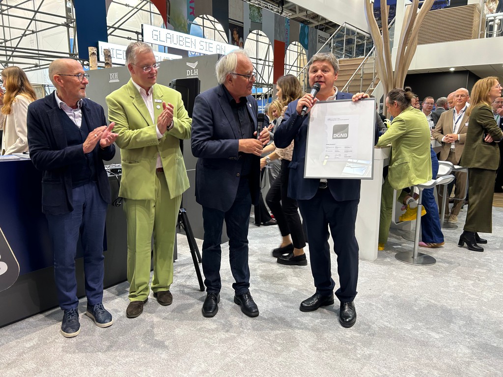  v. l. n.r. abgebildet: Christoph Kohl, CKSA Stadtplaner Architekten, Thomas Kraubitz, Buro Happold, DGNB Senior Auditor, Prof. Alexander Rudolphi, DDGNB-Präsidiumsmitglied und Stephan Allner, Geschäftsführer DIE WOHNKOMPANIE Berlin ©  Dörte Schulze