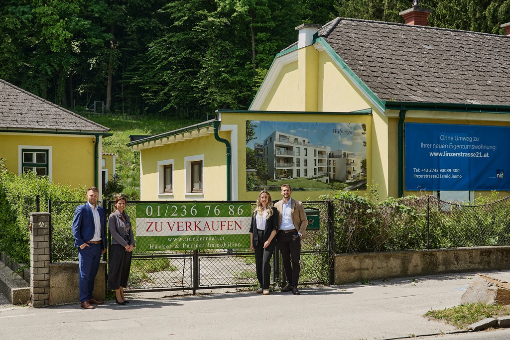 Wohnprojekt Walpurga: v.l.n.r. Alexander Oblak & Sabine Kräftner (Vertrieb, NID) und das neue Makler-Team für WALPURGA, Mattea Vranitzky & Thomas Teissl (Hacker & Partner GmbH). © NOE Immobilien Development GmbH, Koen Smet