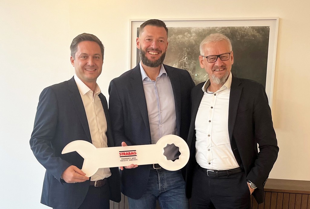 Stefan Babsch (re) und Matthias Plattner (li) begrüßen den Geschäftsführer von B2 Assets Dušan Boček in der Unternehmensgruppe. © Strabag PFS