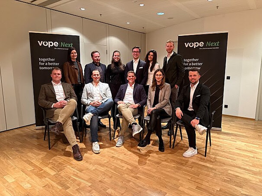 Neuer Vorstand bei VÖPE Next
vordere Reihe v.l.n.r.: Merlin Trampert, Michael Sandriesser, Lewis Probst, Medina Mujkanovic, Daniel Himmer
hintere Reihe v.l.n.r.: Michaela Fluch, Johannes Merhaut, Laura Tilly, Gabriel Kefer, Susanna Dinkic, Fabio Tramontana © EPmedia