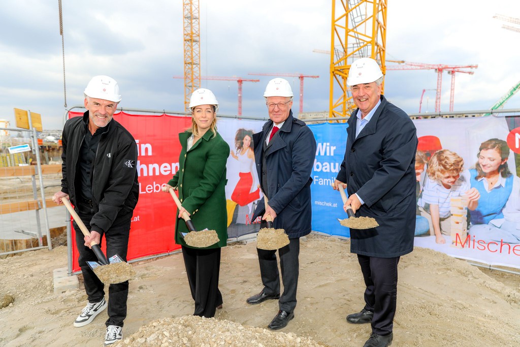 Christopher Girg (Projektleiter Wohnbau Mischek), Yvonne Otrob (Direktionsleiterin Strabag AG), Stefan Jainoecker (Geschäftsführer Mischek), Ernst Nevrivy (Bezirksvorsteher der Donaustadt) © Christian Führer